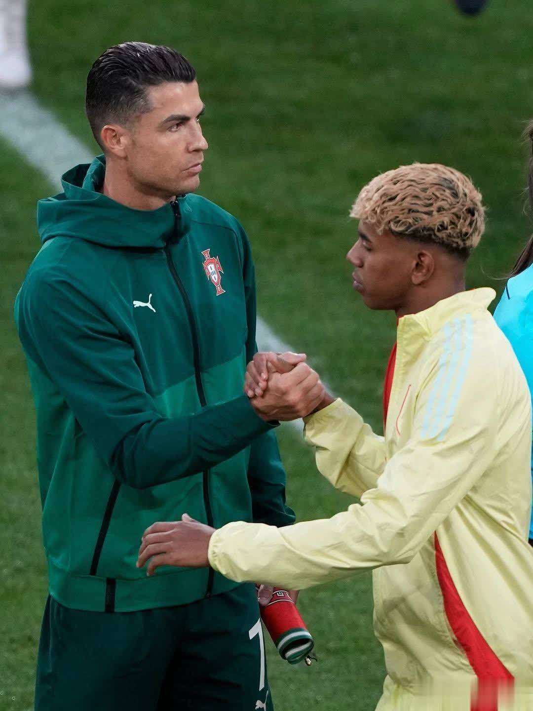 九游-持续失利首场状态出色，西班牙队观众沸腾！，C罗重返赛场热度持续攀升的简单介绍