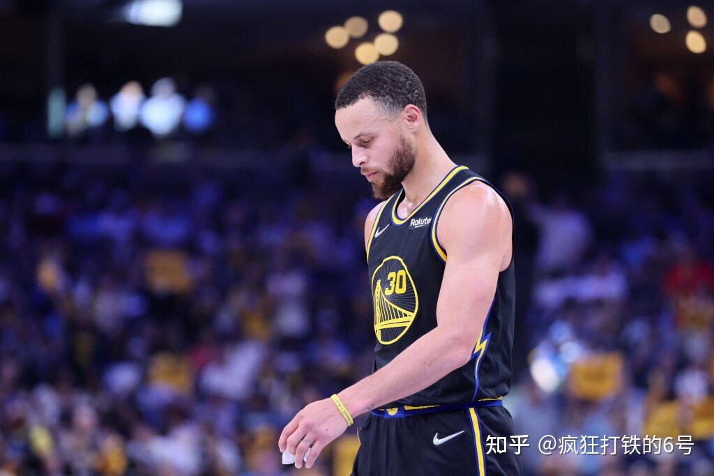 包含孟菲斯灰熊主帅复盘纽约尼克斯围绕欧超杯调整名单，现场解说直呼：今晚里尔调整名单以备英超的词条